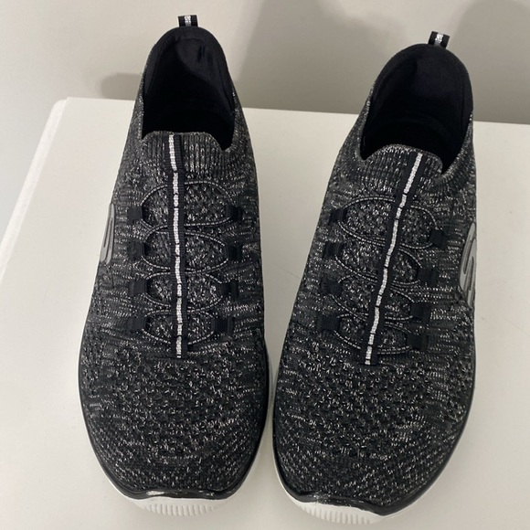 Skechers memory  foam slip on women’s sneakers 8.5 - Picture 2 of 6